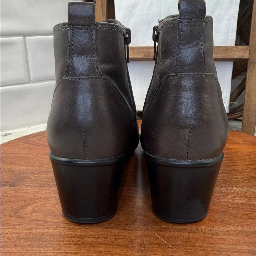 CLARKS® COLLECTION Soft Cushion Brown Leather Side Zip Ankle Boots